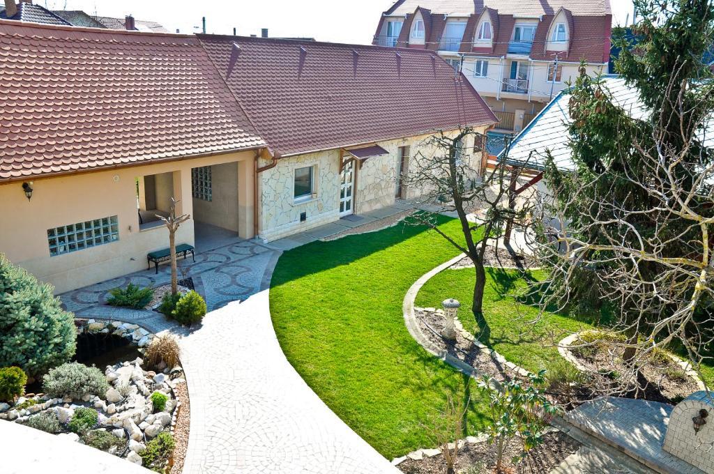 Апартаменты Gombos Apartman Хайдусобосло Экстерьер фото